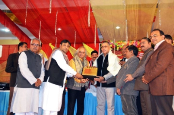 Ajai Bhambi  receiving award
